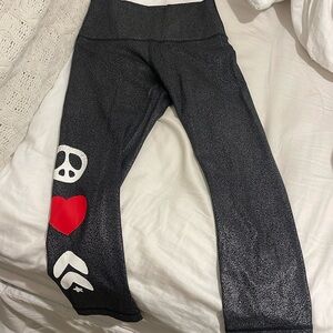 Lululemon x Barry’s leggings peace love design size 4